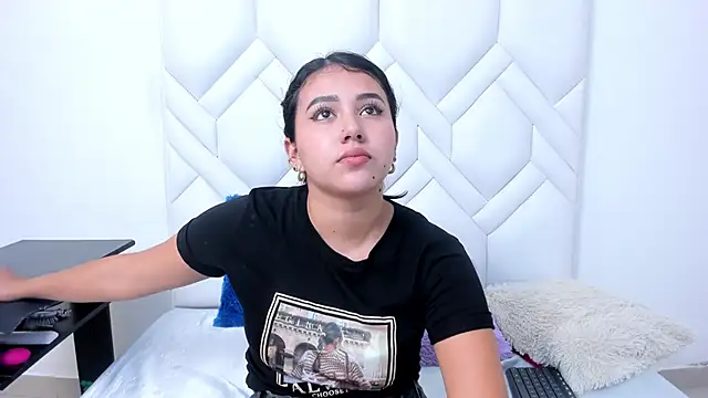 Snapshot of Analia18_ chatting on 14, 11, 2025 Analia18 online show from 14, 11, 2025