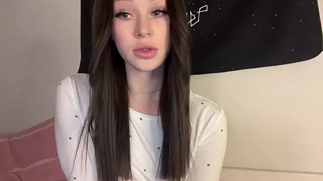 Snapshot of ur_molly chatting on 28, 10, 2025 ur molly online show from 28, 10, 2025