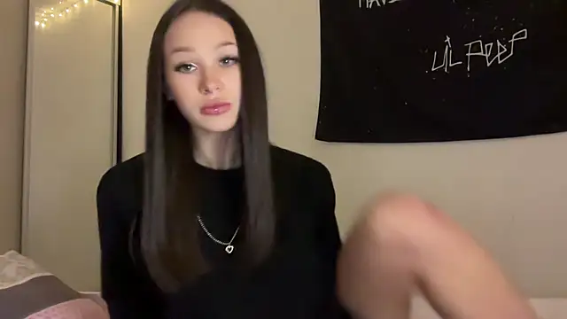 Snapshot of ur_molly chatting on 31, 10, 2025 ur molly online show from 31, 10, 2025