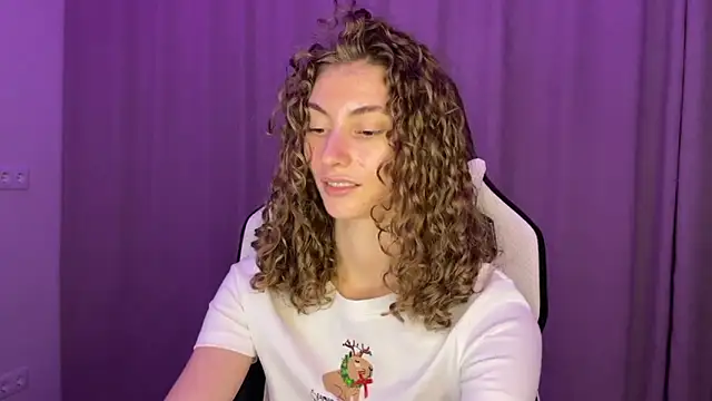 Snapshot of lady_curls chatting on 7, 12, 2024 lady curls online show from 7, 12, 2024