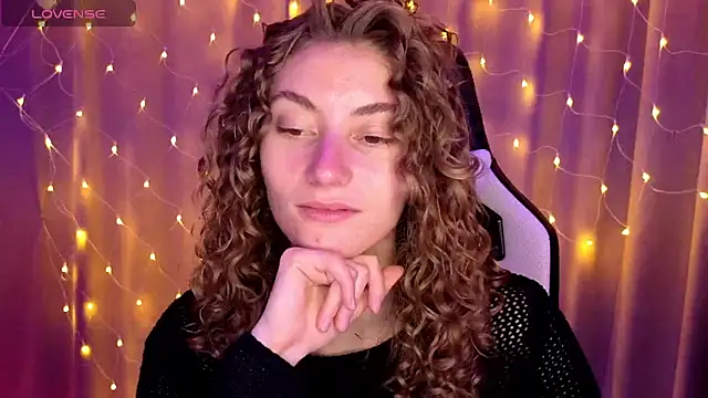 Snapshot of lady_curls chatting on 9, 1, 2025 lady curls online show from 9, 1, 2025