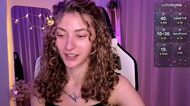 Snapshot of lady_curls chatting on 9, 3, 2025 lady curls online show from 9, 3, 2025