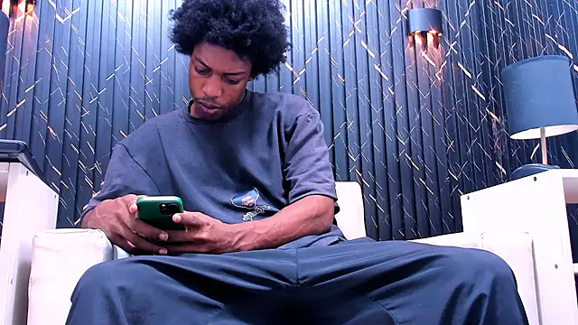 Snapshot of LarryCollin chatting on 9, 9, 2025 LarryCollin online show from 9, 9, 2025