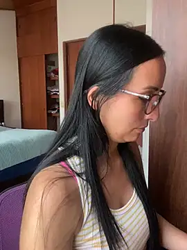 Snapshot of yaralyminjo2 chatting on 4, 3, 2025 yaralyminjo2 online show from 4, 3, 2025