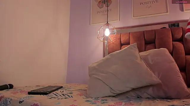 Snapshot of kristakinnky chatting on 3, 10, 2025 kristakinnky online show from 3, 10, 2025