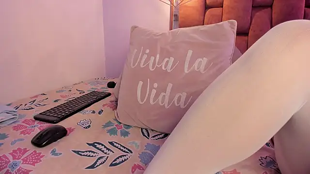 Snapshot of kristakinnky chatting on 23, 10, 2025 kristakinnky online show from 23, 10, 2025