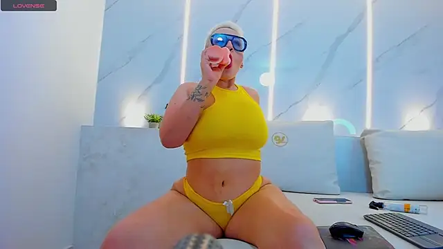 mia becke online show from 3, 1, 2025