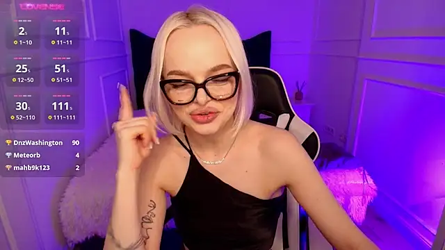 Snapshot of horny_blondiee chatting on 18, 12, 2024 horny blondiee online show from 18, 12, 2024