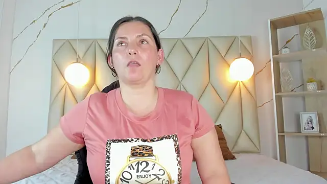 Snapshot of angelswets chatting on 14, 11, 2025 angelswets online show from 14, 11, 2025