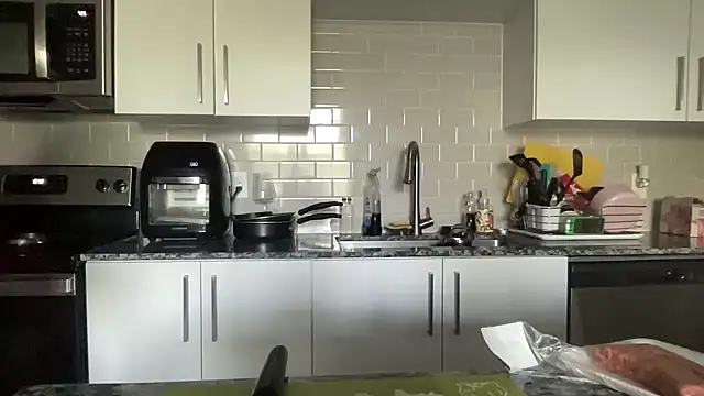 Snapshot of AveryJ99 chatting on 22, 3, 2025 AveryJ99 online show from 22, 3, 2025