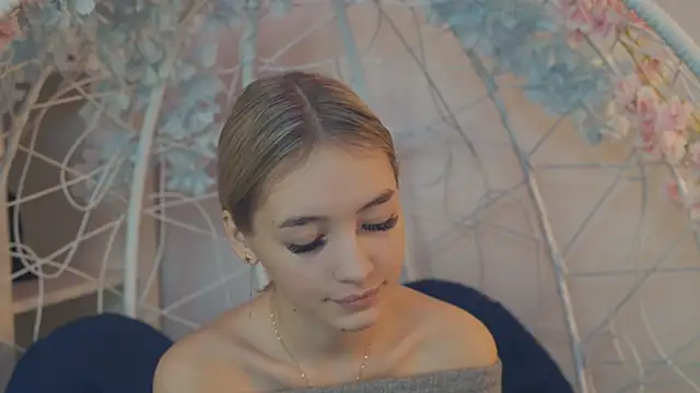 Snapshot of FlairCunard chatting on 25, 12, 2024 FlairCunard online show from 25, 12, 2024