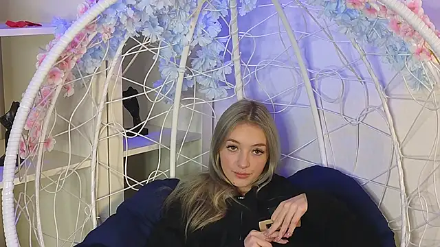 Snapshot of FlairCunard chatting on 27, 12, 2024 FlairCunard online show from 27, 12, 2024