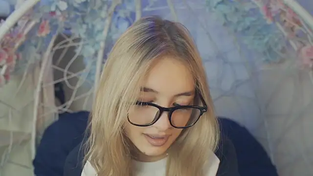 Snapshot of FlairCunard chatting on 1, 1, 2025 FlairCunard online show from 1, 1, 2025