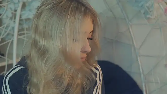 Snapshot of FlairCunard chatting on 6, 1, 2025 FlairCunard online show from 6, 1, 2025