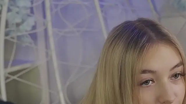 Snapshot of FlairCunard chatting on 11, 1, 2025 FlairCunard online show from 11, 1, 2025