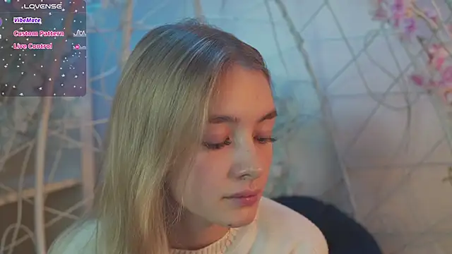 Snapshot of FlairCunard chatting on 1, 2, 2025 FlairCunard online show from 1, 2, 2025