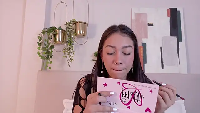 MiaOconner online show from 7, 1, 2025