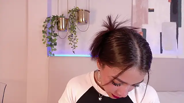 MiaOconner online show from 13, 1, 2025