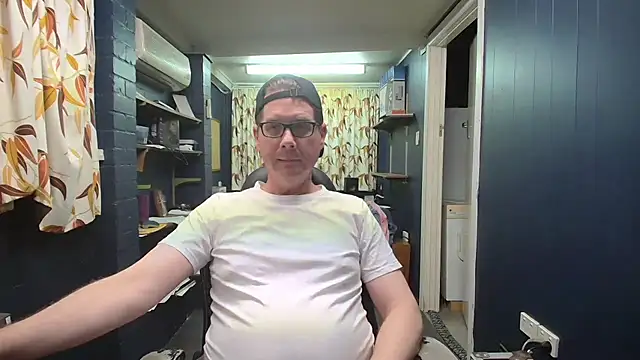 Snapshot of tilobinder chatting on 19, 12, 2025 tilobinder online show from 19, 12, 2025