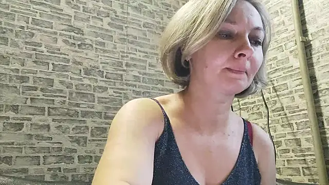 Snapshot of EdithManning chatting on 4, 1, 2025 EdithManning online show from 4, 1, 2025