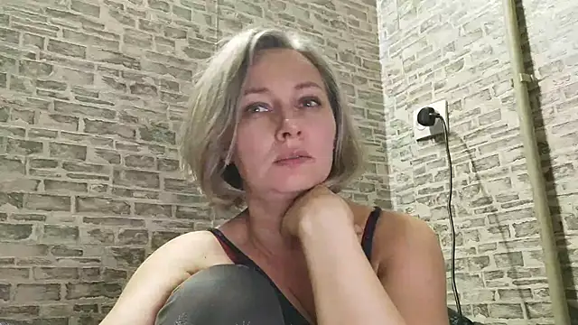 Snapshot of EdithManning chatting on 4, 1, 2025 EdithManning online show from 4, 1, 2025