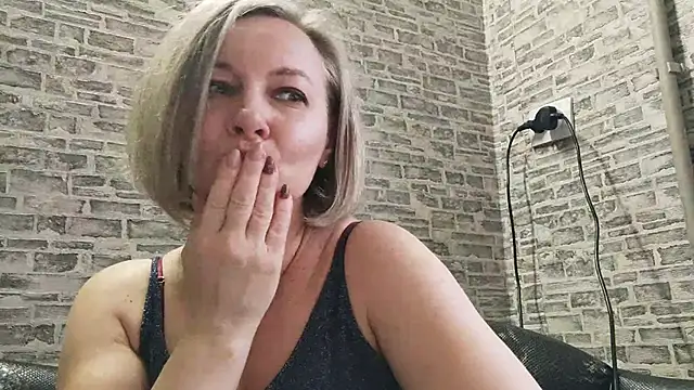 Snapshot of EdithManning chatting on 5, 1, 2025 EdithManning online show from 5, 1, 2025