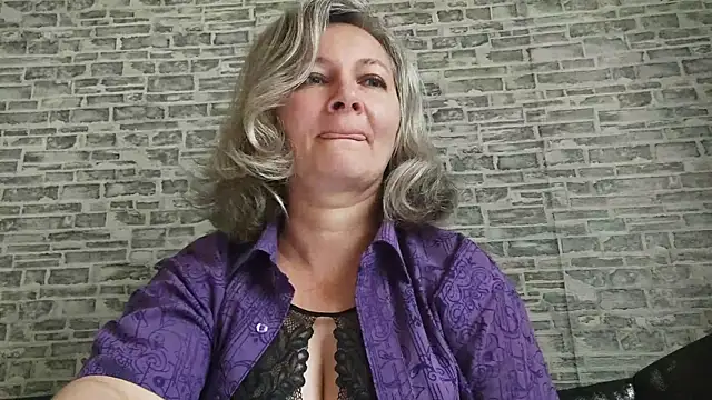 Snapshot of EdithManning chatting on 22, 9, 2025 EdithManning online show from 22, 9, 2025