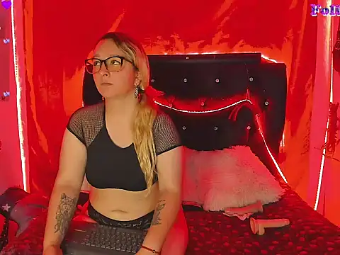 Snapshot of katieeandsharonn chatting on 13, 11, 2025 katieeandsharonn online show from 13, 11, 2025