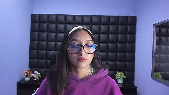 Miaa Thopmson online show from 20, 12, 2025