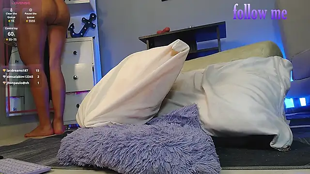 zoey-fox online show from 8, 3, 2025