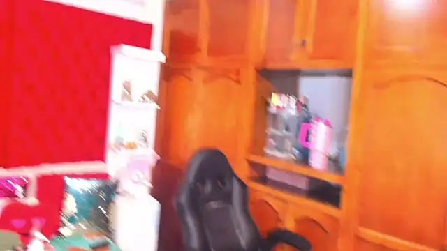 Snapshot of larafoxter chatting on 8, 3, 2025 larafoxter online show from 8, 3, 2025