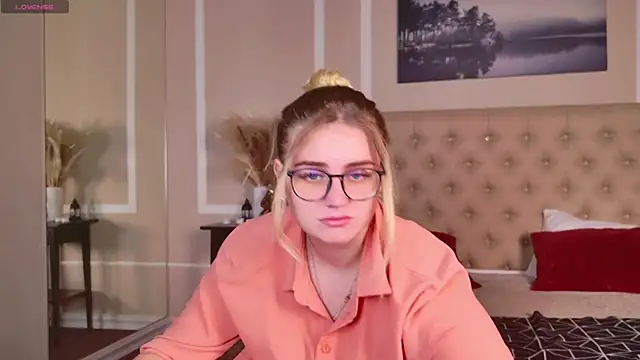 Snapshot of KarenLong chatting on 2, 12, 2024 KarenLong online show from 2, 12, 2024