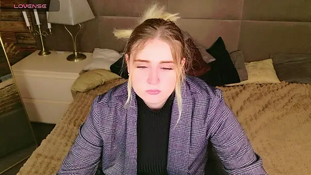 Snapshot of KarenLong chatting on 4, 12, 2024 KarenLong online show from 4, 12, 2024