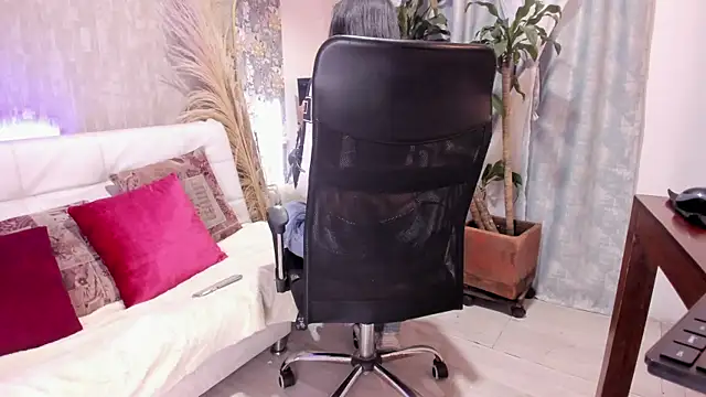 maddy cooper  online show from 14, 10, 2025