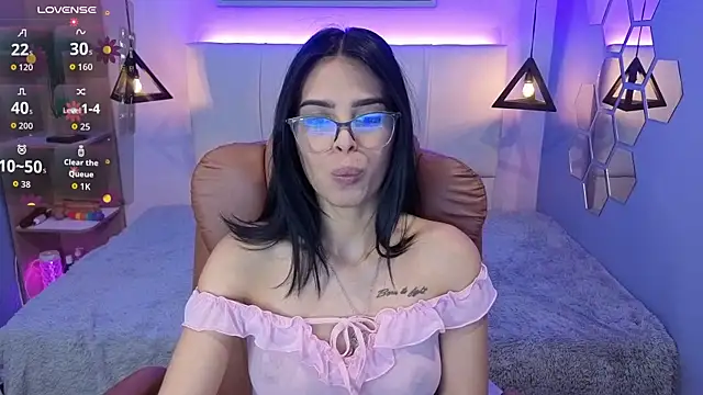 Snapshot of AlessiaVal_ chatting on 13, 10, 2025 AlessiaVal online show from 13, 10, 2025