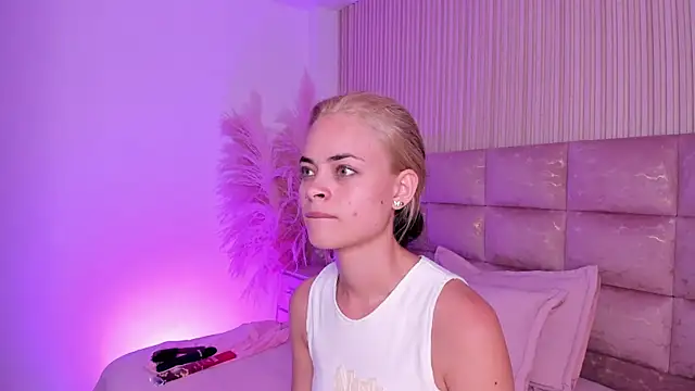 Snapshot of HannaRhodes chatting on 9, 5, 2026 HannaRhodes online show from 9, 5, 2026