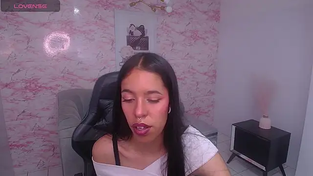 Snapshot of stephania_t chatting on 8, 1, 2025 stephania t online show from 8, 1, 2025