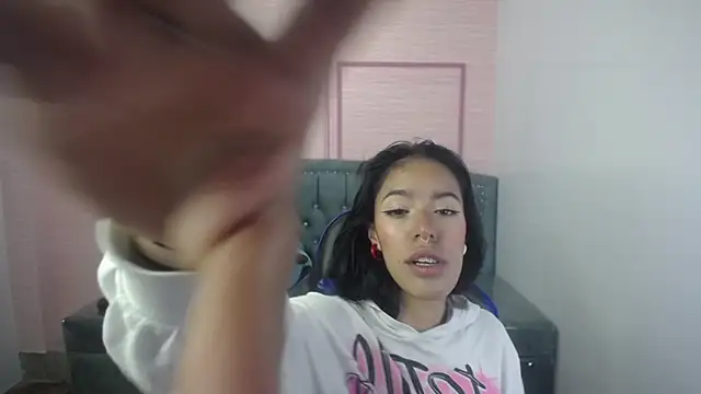 Snapshot of stephania_t chatting on 8, 3, 2025 stephania t online show from 8, 3, 2025