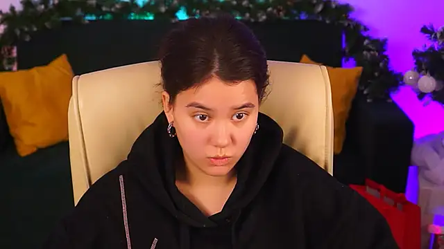 Snapshot of LeesaLee chatting on 5, 12, 2024 LeesaLee online show from 5, 12, 2024