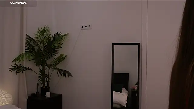 Lilly Colins online show from 19, 1, 2025