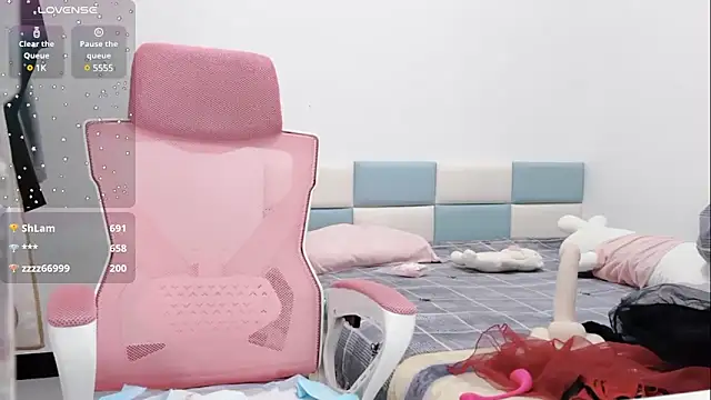 Snapshot of Qwi-V1 chatting on 6, 2, 2025 Qwi-V1 online show from 6, 2, 2025