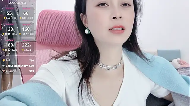 Snapshot of Qwi-V1 chatting on 12, 2, 2025 Qwi-V1 online show from 12, 2, 2025