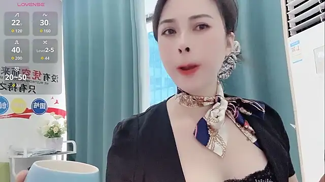 Snapshot of Qwi-V1 chatting on 31, 10, 2025 Qwi-V1 online show from 31, 10, 2025