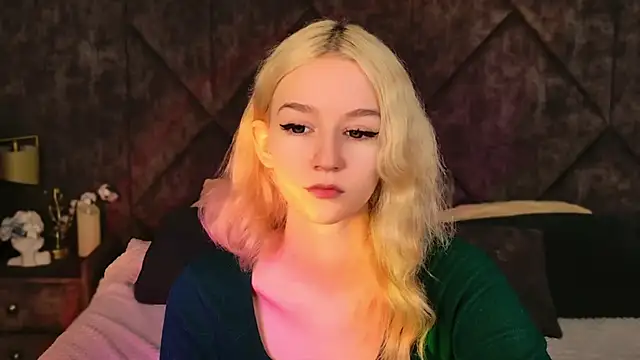 Snapshot of NaomiLoys chatting on 8, 11, 2025 NaomiLoys online show from 8, 11, 2025