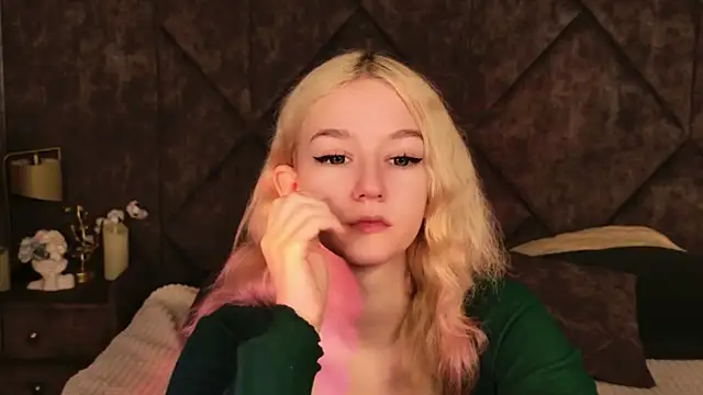 Snapshot of NaomiLoys chatting on 10, 11, 2025 NaomiLoys online show from 10, 11, 2025