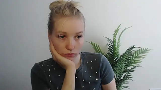Snapshot of Queen_ofLove chatting on 30, 4, 2026 Queen ofLove online show from 30, 4, 2026
