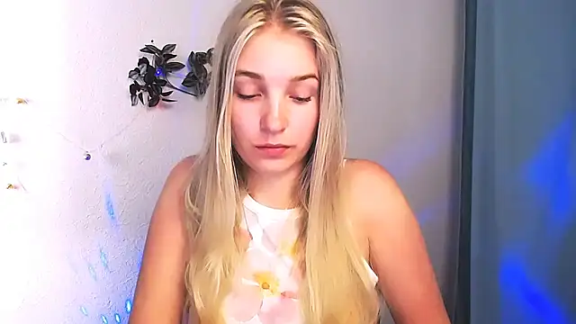 Snapshot of Queen_ofLove chatting on 15, 5, 2026 Queen ofLove online show from 15, 5, 2026