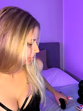 lunawolf21 online show from 8, 10, 2025