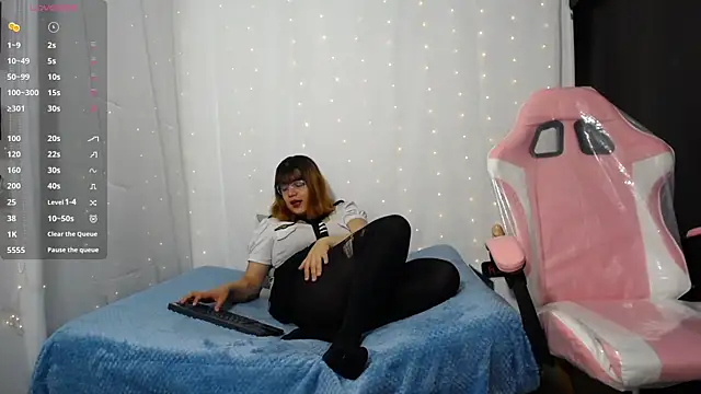 Snapshot of Niuk_mei chatting on 14, 11, 2025 Niuk mei online show from 14, 11, 2025