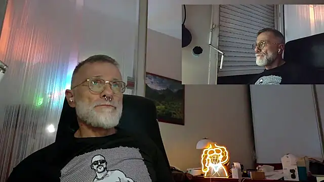 Snapshot of MusclesCigarsFFPig chatting on 7, 5, 2026 MusclesCigarsFFPig online show from 7, 5, 2026